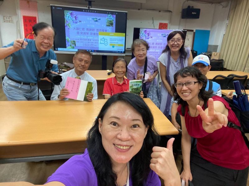 大仁國中退休教師宋湘琴將新書《卦山煙雨》所得再度捐給學校助學。