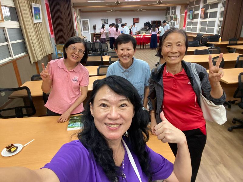 大仁國中退休教師宋湘琴將新書《卦山煙雨》所得再度捐給學校助學。