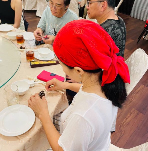 學員體驗種子手作課程。