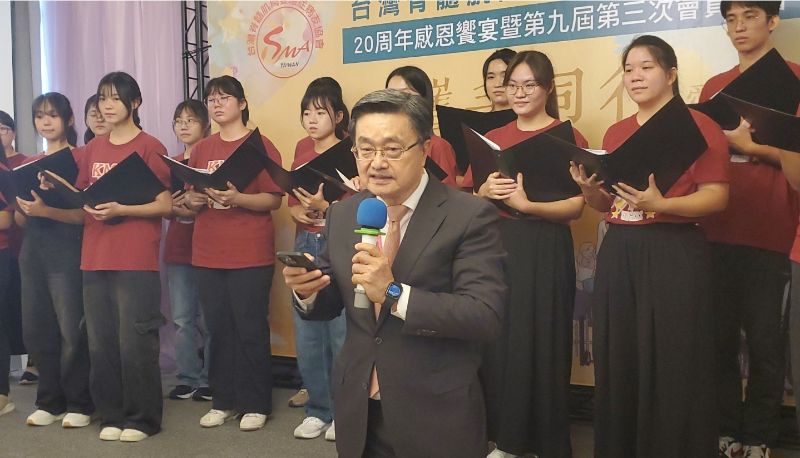 鐘育志教授感謝一路走來，病友們的堅強、家長的陪伴，以及各界善心人士的贊助，帶領陳俊志醫師指揮高醫大聲樂社合唱「感恩的心」。(記者陳雯萍攝)