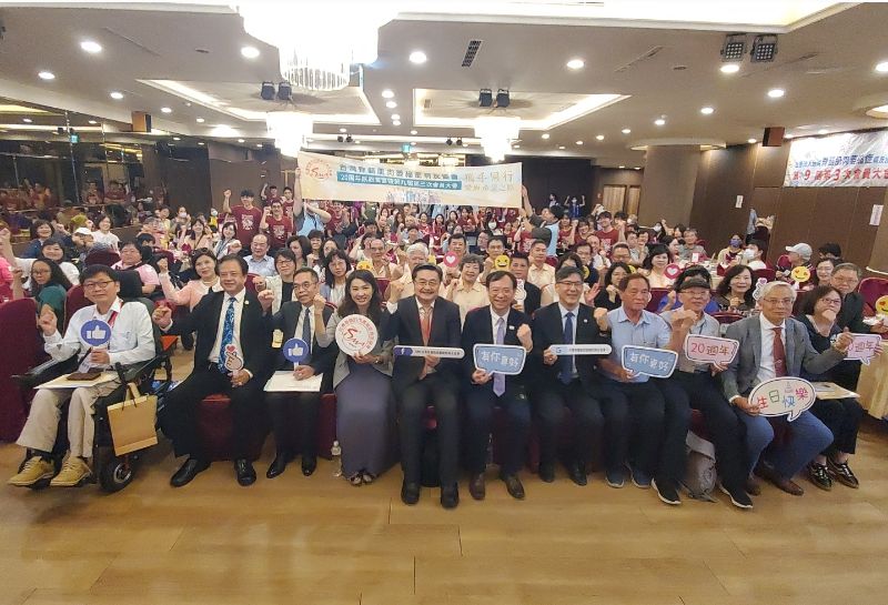 全體大合照，為台灣SMA病友協會20周年留下最歡樂的鏡頭。（記者陳雯萍攝）