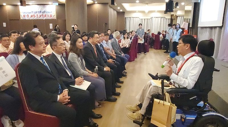 SMA協會20週年，理事長黃旭輝致詞時感恩鐘育志如再造之神。(記者陳雯萍攝)