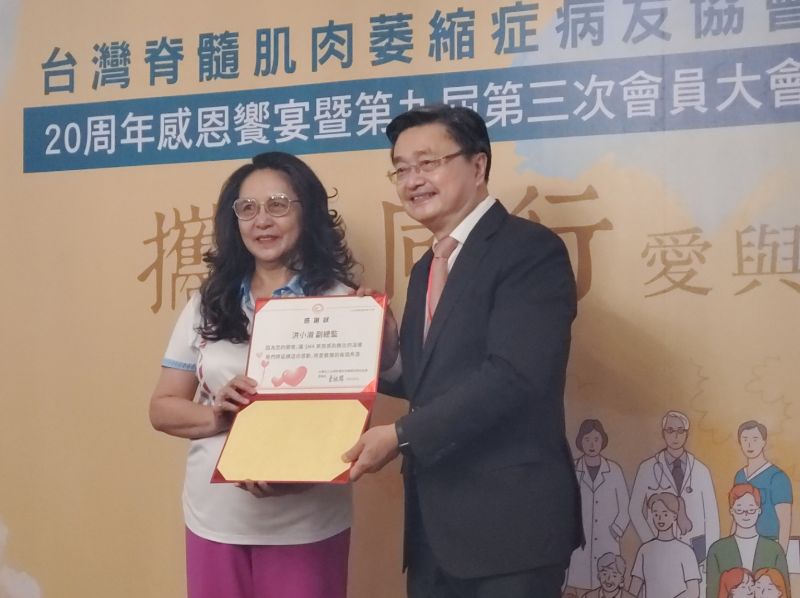 創會理事長鐘育志醫師頒獎感謝狀予贊助的白鋒釗醫師及獅子會300E3區副總監洪小淑。(記者陳雯萍攝)