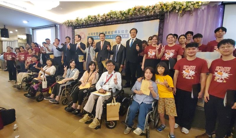 鐘育志教授感謝一路走來，病友們的堅強、家長的陪伴，以及各界善心人士的贊助，帶領陳俊志醫師指揮高醫大聲樂社合唱「感恩的心」。(記者陳雯萍攝)