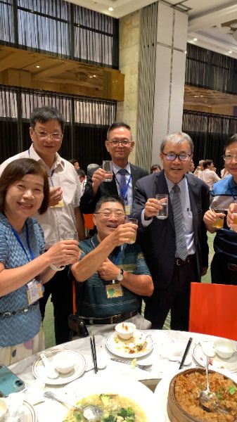 教育部長鄭英耀教師節南下敬師，與高齢90歲老校長相見歡。