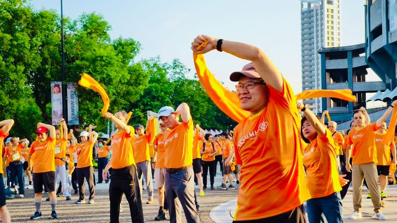 藍國忠院長帶領做毛巾操。（高雄長庚提供）