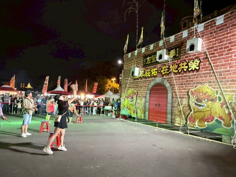 民眾現場體驗攻炮台。