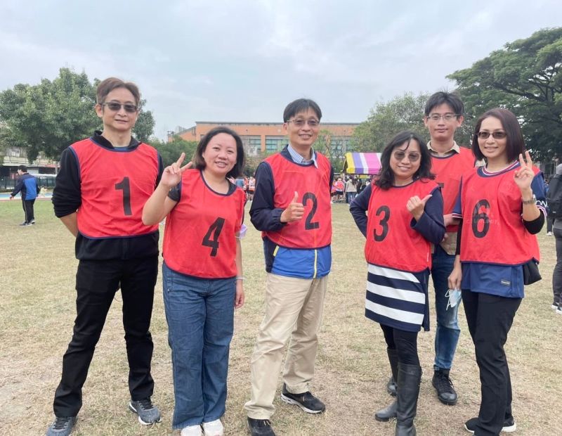 鍾志華校長指導學生參加科展多達150篇，也為他贏得榮耀。