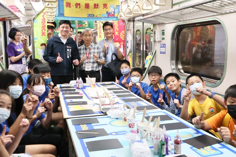 台灣科普列車開抵高雄，教育局長吳立森與校長們帶領400學生動手實驗玩出科學力。(漾新聞記者／陳雯萍攝)