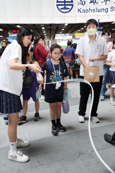台灣科普列車開抵高雄，教育局長吳立森與校長們帶領400學生動手實驗玩出科學力。(漾新聞記者／陳雯萍攝)