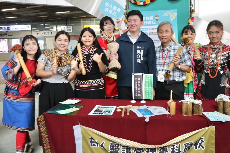 台灣科普列車開抵高雄，教育局長吳立森與校長們帶領400學生動手實驗玩出科學力。(漾新聞記者／陳雯萍攝)