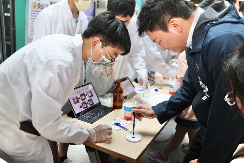 台灣科普列車開抵高雄，教育局長吳立森與校長們帶領400學生動手實驗玩出科學力。(漾新聞記者／陳雯萍攝)