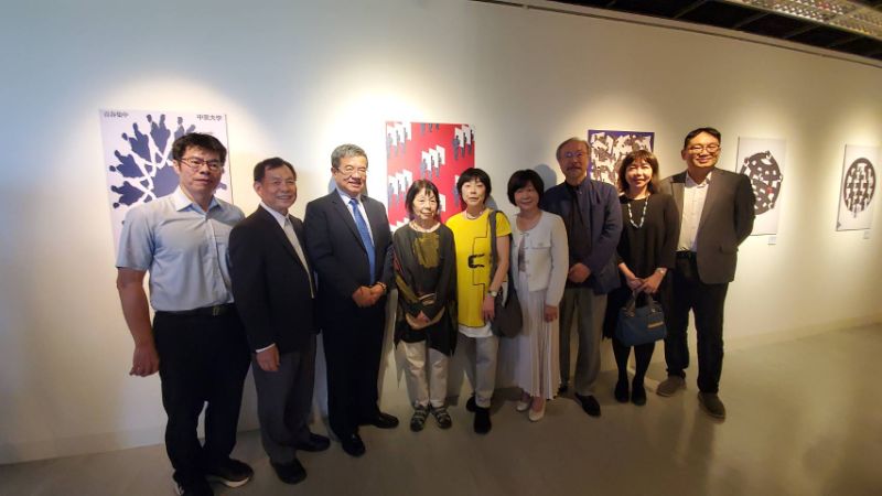 繁體繁雄的夫人與女兒專程從日本前來參加,也感謝高科大的典藏與策展。(記者陳雯萍攝) 繁體繁雄的夫人與女兒專程從日本前來參加,也感謝高科大的典藏與策展。(記者陳雯萍攝)
