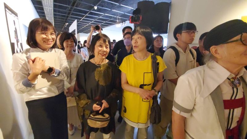 三天前獲頒「最佳設計成就獎」,林磐聳教授生動的導覽,成為今天最令人動容的設計課。(記者陳雯萍攝) 三天前獲頒「最佳設計成就獎」,林磐聳教授生動的導覽,成為今天最令人動容的設計課。(記者陳雯萍攝)
