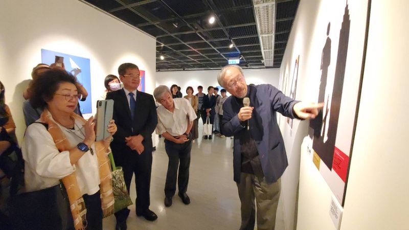 三天前獲頒「最佳設計成就獎」,林磐聳教授生動的導覽,成為今天最令人動容的設計課。(記者陳雯萍攝) 三天前獲頒「最佳設計成就獎」,林磐聳教授生動的導覽,成為今天最令人動容的設計課。(記者陳雯萍攝)