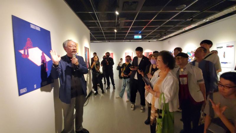 三天前獲頒「最佳設計成就獎」,林磐聳教授生動的導覽,成為今天最令人動容的設計課。(記者陳雯萍攝) 三天前獲頒「最佳設計成就獎」,林磐聳教授生動的導覽,成為今天最令人動容的設計課。(記者陳雯萍攝)