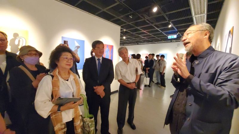 三天前獲頒「最佳設計成就獎」,林磐聳教授生動的導覽,成為今天最令人動容的設計課。(記者陳雯萍攝) 三天前獲頒「最佳設計成就獎」,林磐聳教授生動的導覽,成為今天最令人動容的設計課。(記者陳雯萍攝)