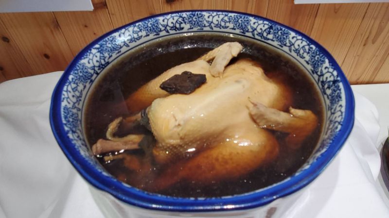 食年陳金聚寶(陳年蘿蔔燉雞湯)(漾新聞記者陳雯萍攝)