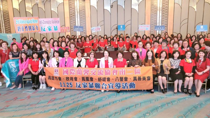 國際蘭馨會首次舉辦1125反暴力的直播，全國各地姐妹同步走上街頭反暴力。（漾新聞記者陳雯萍攝）