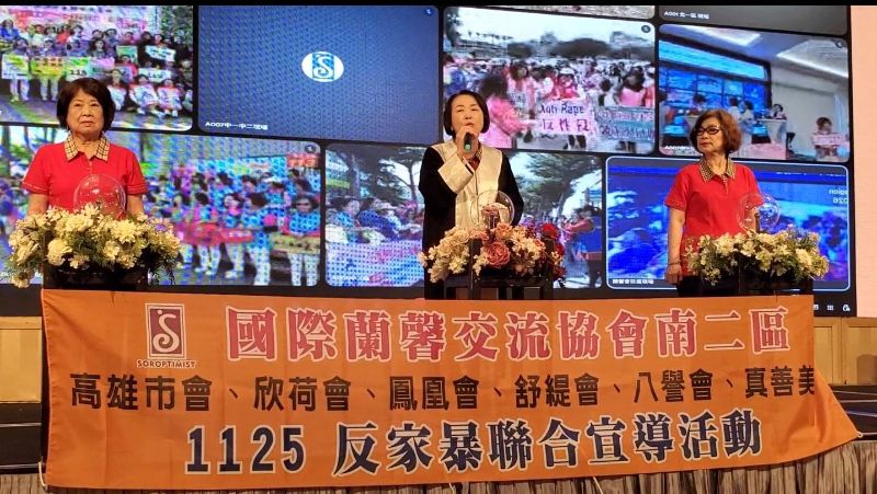 ▲國際蘭馨會首次舉辦1125反暴力的直播，全國各地姐妹同步走上街頭反暴力，共同點亮希望之樹，並掛上祈願卡。（漾新聞記者陳雯萍攝）