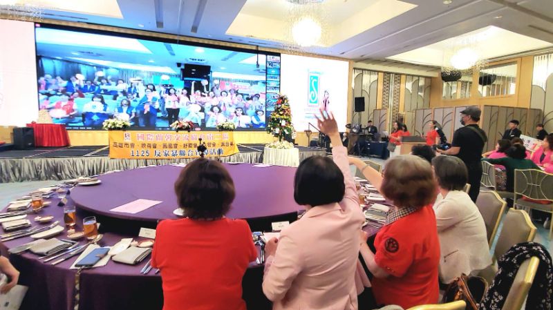 總監施秉慧等人在高雄主場與全國連線的姐妹揮手致意。（記者陳雯萍攝）