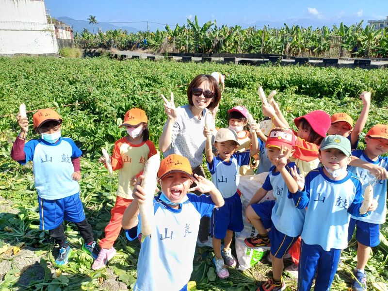 鼓山國小訪吉洋國小體驗白玉蘿蔔季。