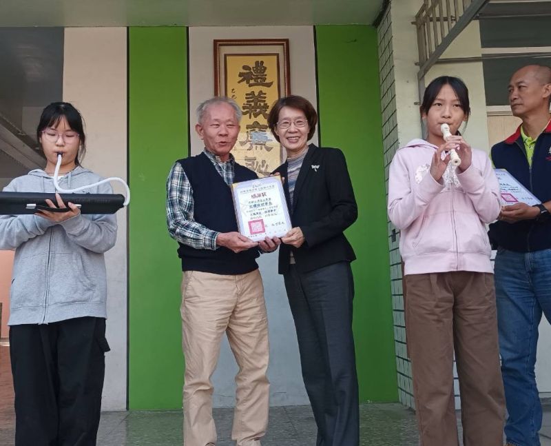 中右為文德國小丁吉文校長，中左為台灣書法學會宋耀偉理事長。