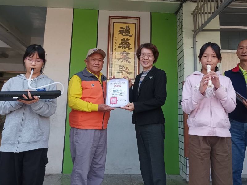 中右為文德國小丁吉文校長， 中左為捐款人陳福明先生。