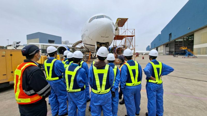 寒假的第一周，大榮中學實習主任謝明奇帶領飛修科學生，到廈門太古培訓中心，進行五天的遊學，今天並到飛機保養廠參觀，讓學生大開眼界。