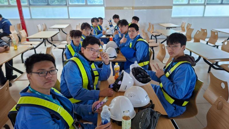 寒假的第一周，大榮中學實習主任謝明奇帶領飛修科學生，到廈門太古培訓中心，進行五天的遊學，今天並到飛機保養廠參觀，讓學生大開眼界。