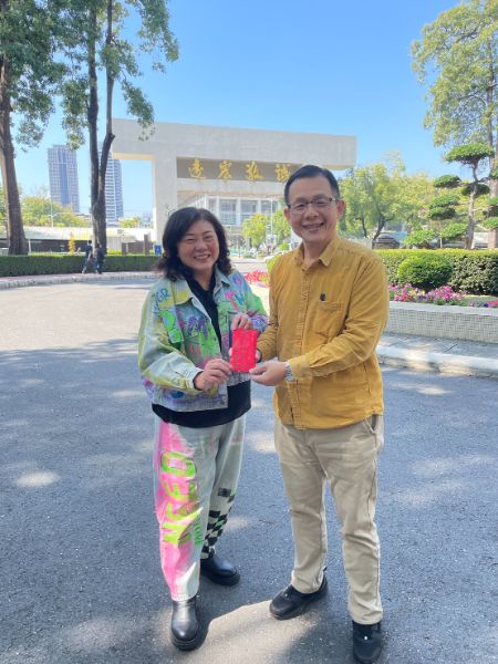 今天(2／10)早上，高師大獅子會由會長凌錦慧代表，將宏法寺慈恩育幼協會的物資與新台幣伍萬元送到高師大，由學務處杜明德代表接受。