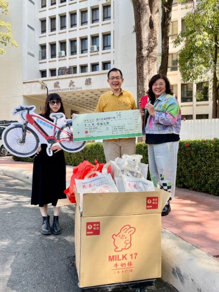 今天(2／10)早上，高師大獅子會由會長凌錦慧代表，將宏法寺慈恩育幼協會的物資與新台幣伍萬元送到高師大，由學務處杜明德代表接受。