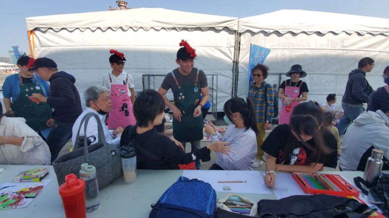 冬日遊樂園寫生首日，教育局長吳立森協同副局長劉靜文、社教科長李靖葦、新上國小校長王彥嵓發送超人力霸王小禮物，親子爭相索取，現場熱鬧滾滾。（漾新聞記者陳雯萍攝）