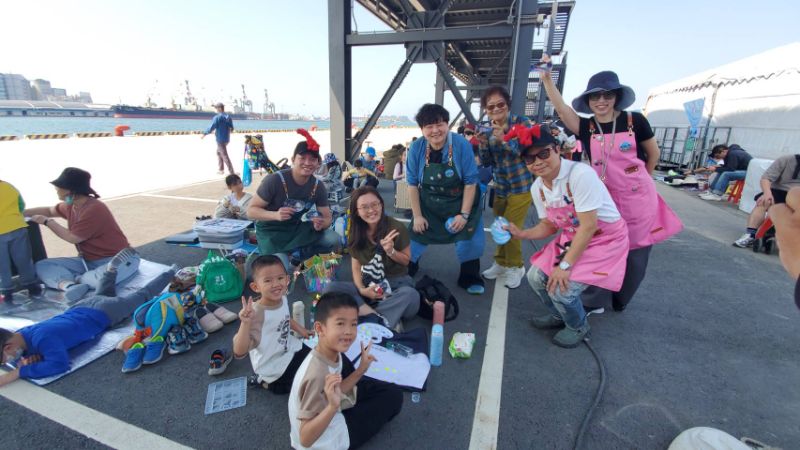 冬日遊樂園寫生首日，教育局長吳立森協同副局長劉靜文、社教科長李靖葦、新上國小校長王彥嵓發送超人力霸王小禮物，親子爭相索取，現場熱鬧滾滾。（漾新聞記者陳雯萍攝）