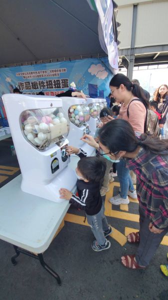 繪畫完繳件，還可以參加扭蛋樂，有許多超人力霸王讓你抽喔！（漾新聞記者陳雯萍攝）