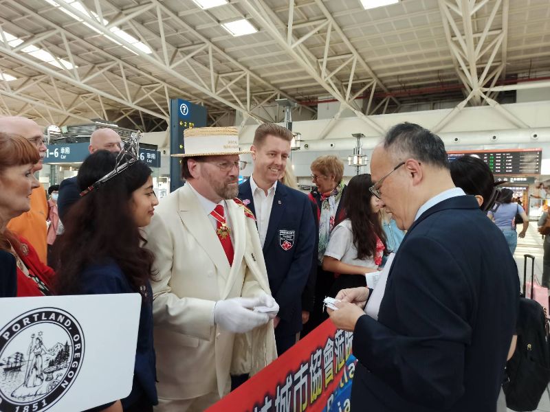 雄女校長鄭文儀帶領團隊在左營高鐵站歡迎美國波特蘭訪問團。(漾新聞記者陳雯萍攝)