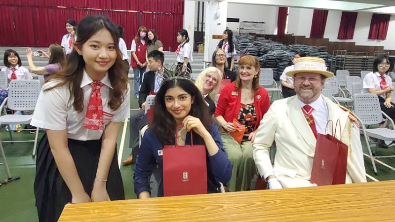 雄女禮賓生與2025年美國波特蘭玫瑰節皇后艾娃拉蒂合影。(漾新聞記者陳雯萍攝)