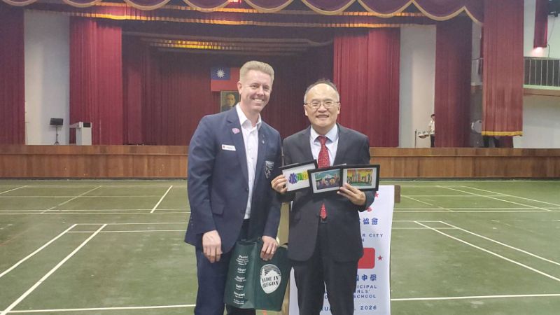 雄女校長鄭文儀與訪問團成員交換禮物。(漾新聞記者陳雯萍攝)