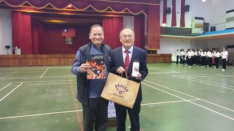 雄女校長鄭文儀(右)與波高姊妹市協會會長陳紀昭互贈禮物。(漾新聞記者陳雯萍攝)