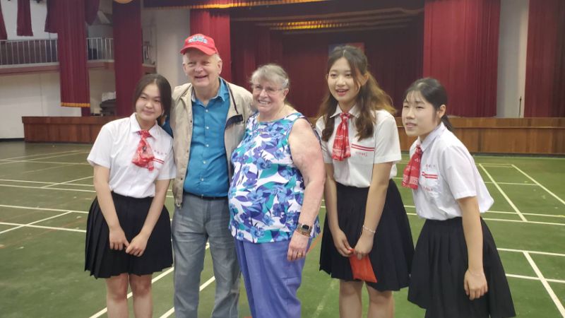 訪問團成員與雄女禮賓生合影。(漾新聞記者陳雯萍攝)