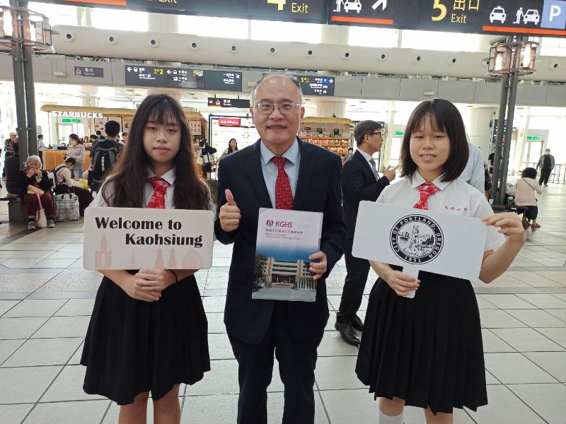 雄女校長鄭文儀帶領雄女禮賓生前往左營高鐵站迎接訪問團。(漾新聞記者陳雯萍攝)