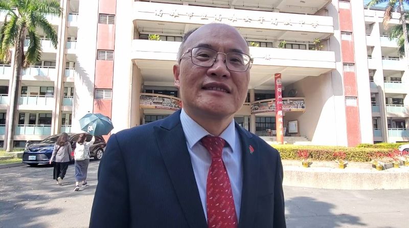 雄女校長鄭文儀受訪時對於54位樂儀隊學生全員參加赴美演出，同時還將參與龍舟競賽，讓他非常感動。(漾新聞記者陳雯萍攝)