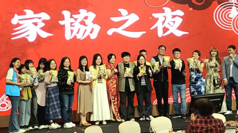 在互動節目中，家長會長、校長猜對歌名上台獻唱，還載歌載舞，連教育局副局長吳文靜、劉靜文、主秘歐素雯也應邀上台同歡，熱鬧無比。(漾新聞記者陳雯萍攝)