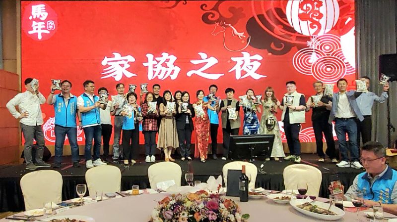 在互動節目中，家長會長、校長猜對歌名上台獻唱，還載歌載舞，連教育局副局長吳文靜、劉靜文、主秘歐素雯也應邀上台同歡，熱鬧無比。(漾新聞記者陳雯萍攝)