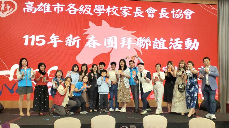 各桌代表上台說馬年新春吉祥話，為活動增添年節喜氣氛圍。(漾新聞記者陳雯萍攝)