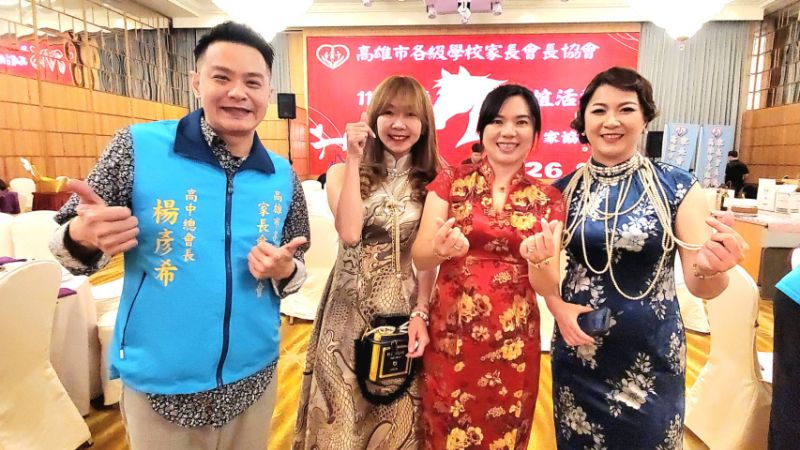 高中總會長楊彥希與協會青春三姐妹，左二理事兼主持人謝靜蕙、左三理事長蔡淑娟、右一為主持人方竫沂。(漾新聞記者陳雯萍攝)