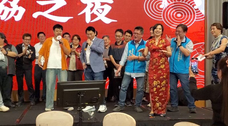 家長會長、校長猜對歌名上台獻唱，載歌載舞，大家撂落去，盡情歡樂無比。(漾新聞記者陳雯萍攝)