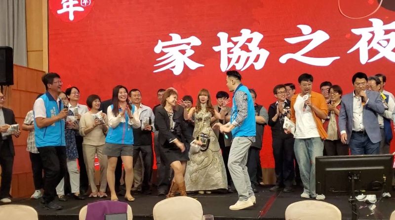 家長會長、校長猜對歌名上台獻唱，載歌載舞，大家撂落去，盡情歡樂無比。(漾新聞記者陳雯萍攝)