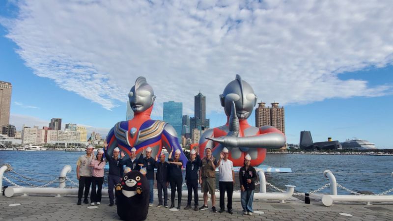 副市長李懷仁、觀光局長高閔琳、運發局長侯尊堯、教育局長吳立森、青年局長林楷軒及觀光協會代表，帶領民眾，閉幕式後，揮別跨世代同框的超人力霸王迪卡與初代超人力霸王，相約明年冬日遊樂園再相見。(漾新聞記者陳雯萍攝)