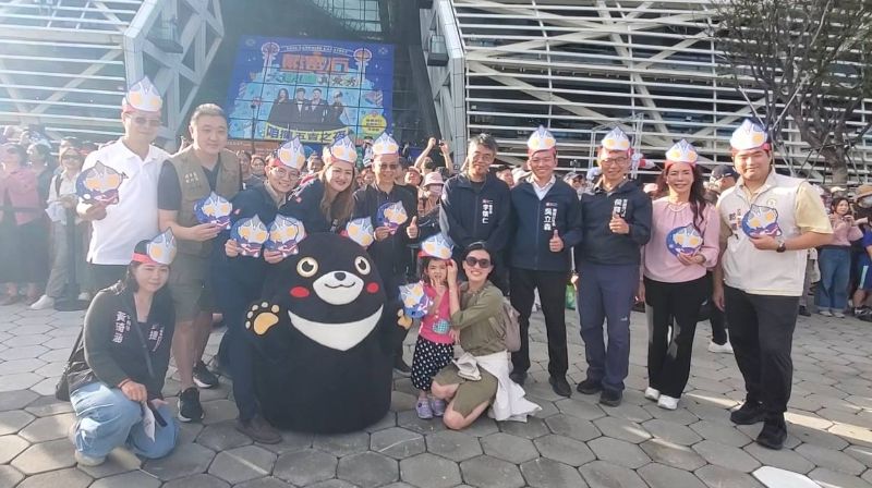 副市長李懷仁、觀光局長高閔琳、運發局長侯尊堯、教育局長吳立森、青年局長林楷軒及觀光協會代表，帶領民眾，閉幕式後，揮別跨世代同框的超人力霸王迪卡與初代超人力霸王，相約明年冬日遊樂園再相見。(漾新聞記者陳雯萍攝)